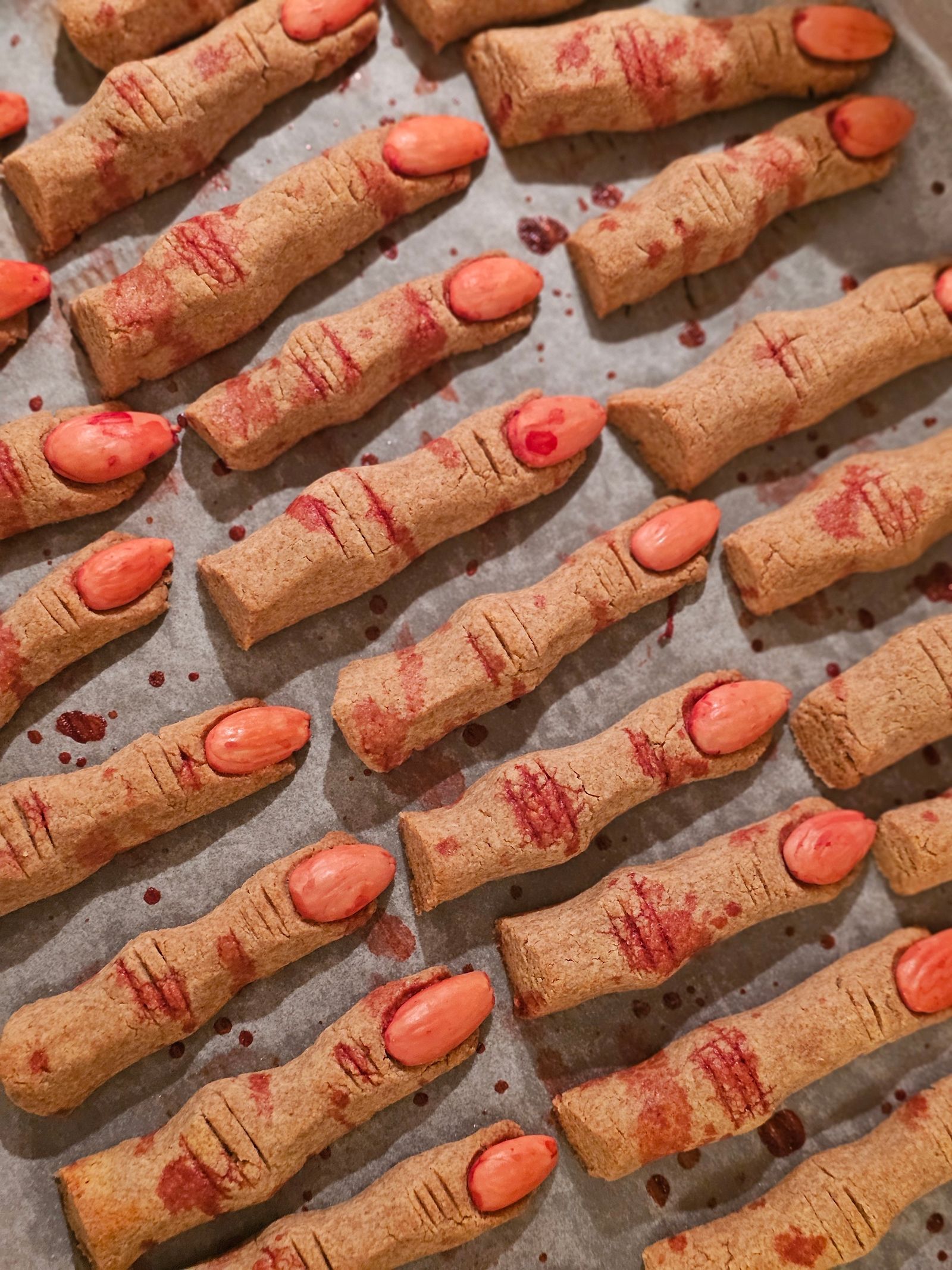 Galletitas con forma de dedos de bruja con almendras como uñas