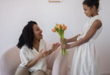 Una hija sorprende a su madre con un ramo de tulipanes en casa