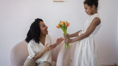 Una hija sorprende a su madre con un ramo de tulipanes en casa