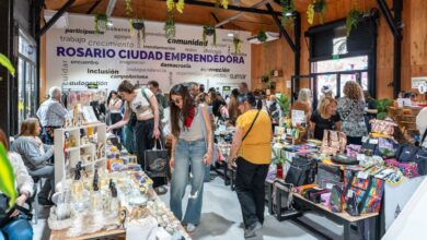 Puestos de emprendedores en la Feria Especial del Día de la Madre en Puerto Emprende, Rosario