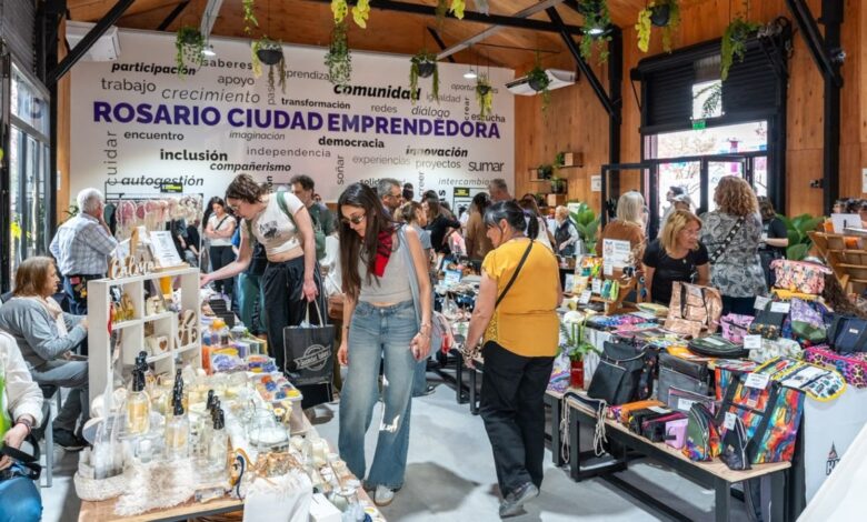 Puestos de emprendedores en la Feria Especial del Día de la Madre en Puerto Emprende, Rosario