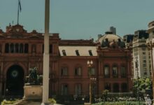 Bandera argentina celeste y blanca flameando en un mástil