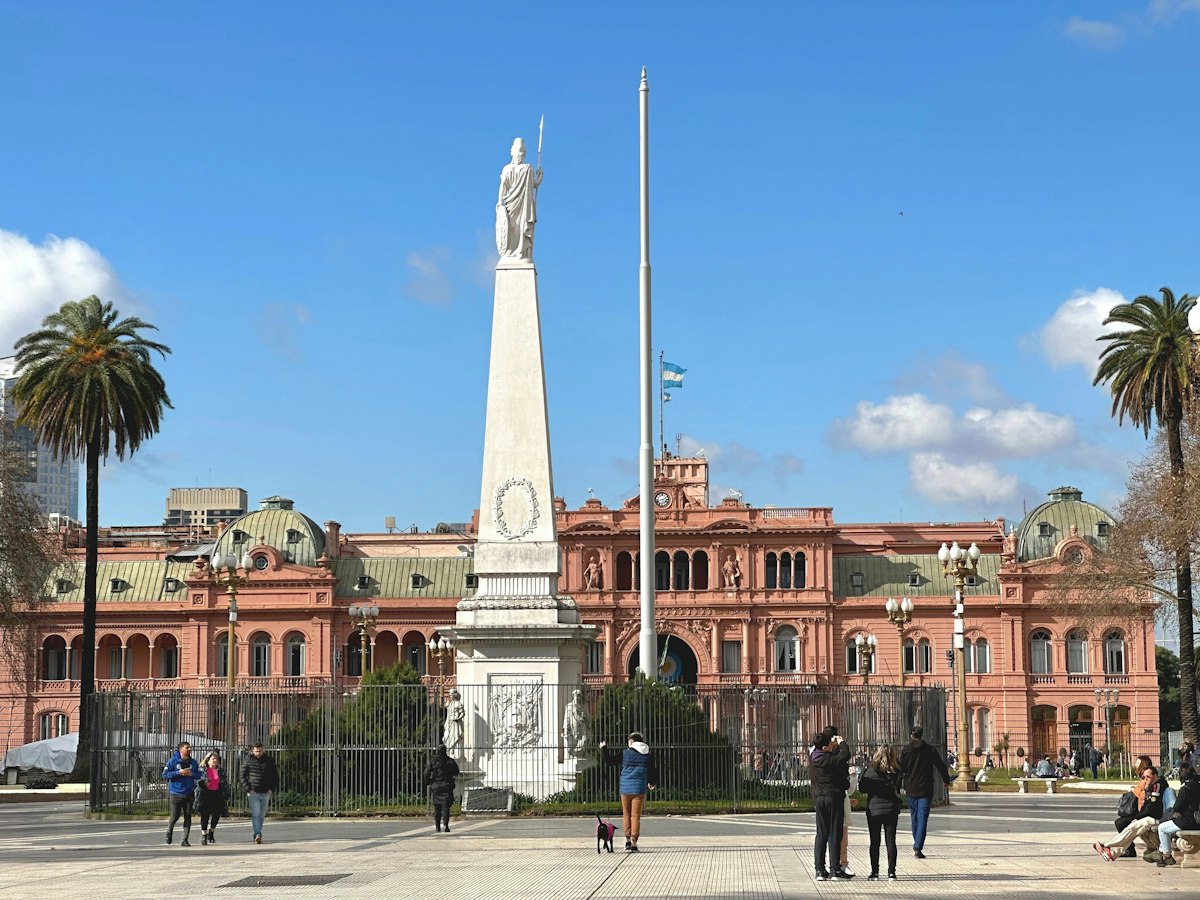 Personas frente a un edificio histórico en la Plaza de Mayo, Buenos Aires