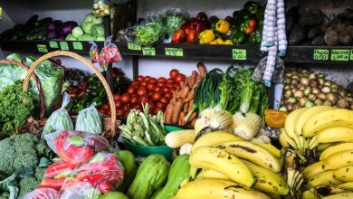 Frutas y verduras frescas en un puesto de mercado
