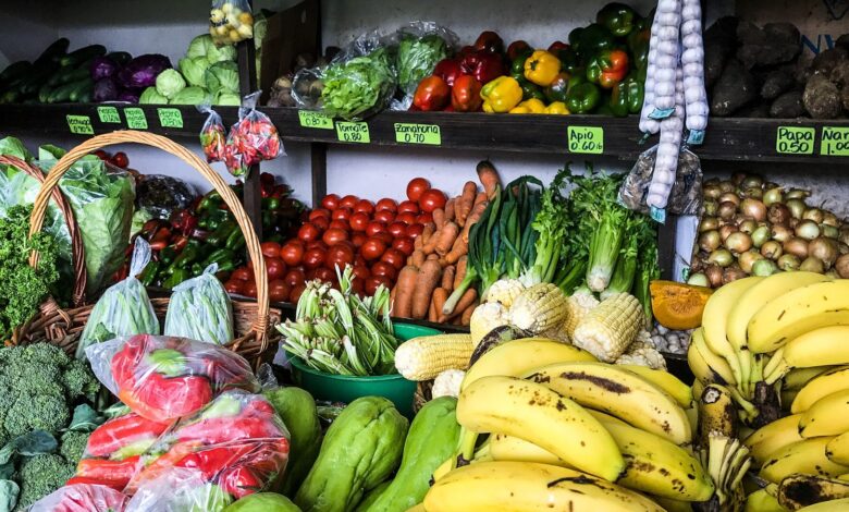 Frutas y verduras frescas en un puesto de mercado