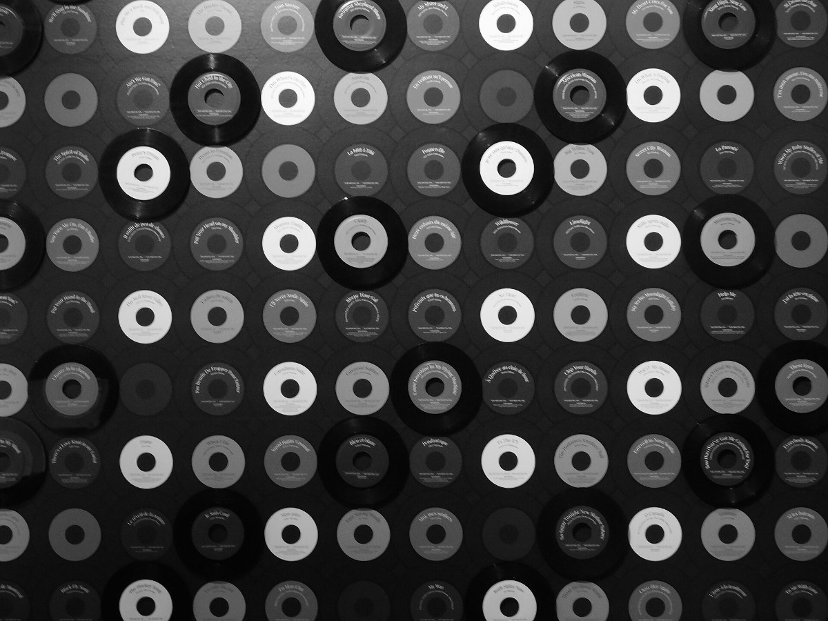 Pared cubierta de discos de vinilo