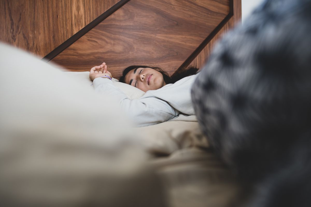 Persona durmiendo en su cama