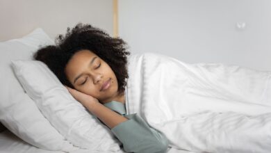 Persona durmiendo plácidamente en una cama