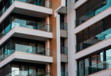Edificio de departamentos con balcones vidriados