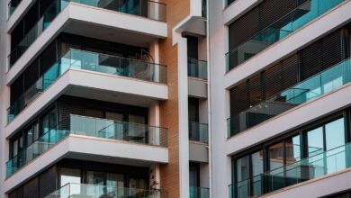 Edificio de departamentos con balcones vidriados