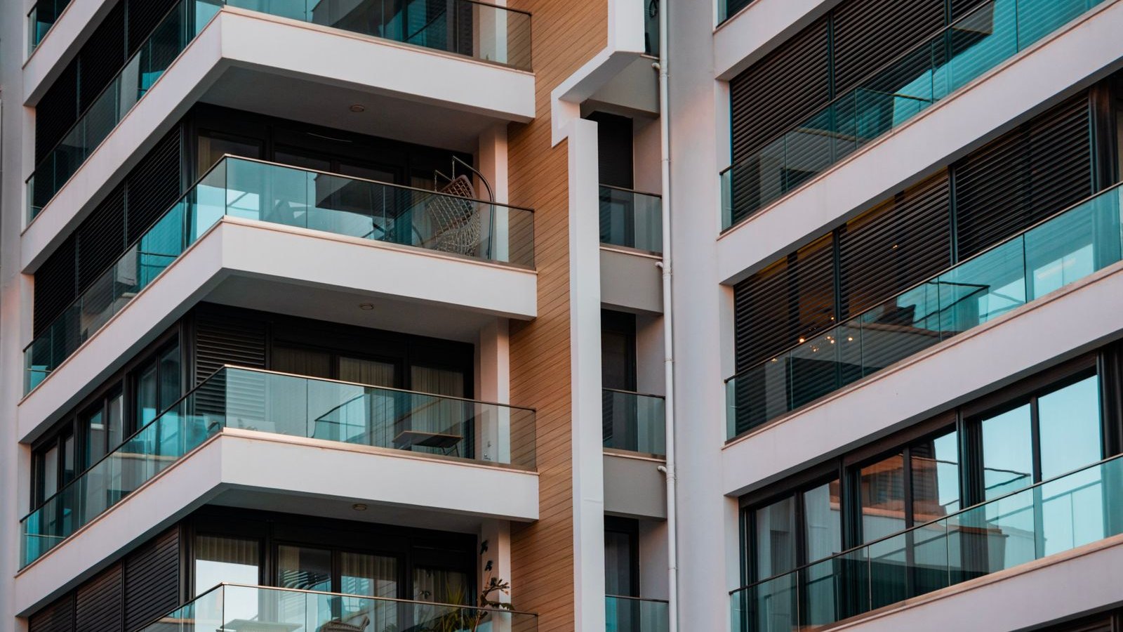 Edificio de departamentos con balcones vidriados
