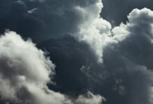 Nubes de tormenta oscuras con luz brillante en los bordes del cielo
