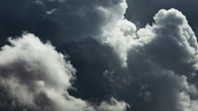 Nubes de tormenta oscuras con luz brillante en los bordes del cielo