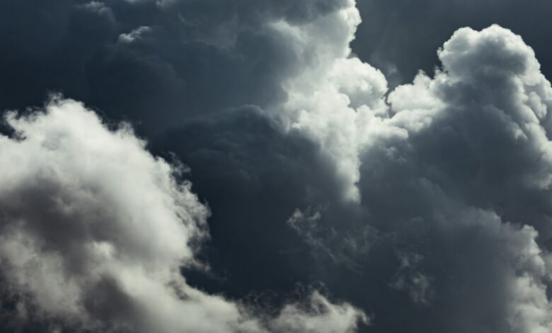 Nubes de tormenta oscuras con luz brillante en los bordes del cielo