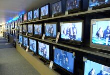 Televisores en exhibición en un local de electrónica