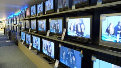 Televisores en exhibición en un local de electrónica