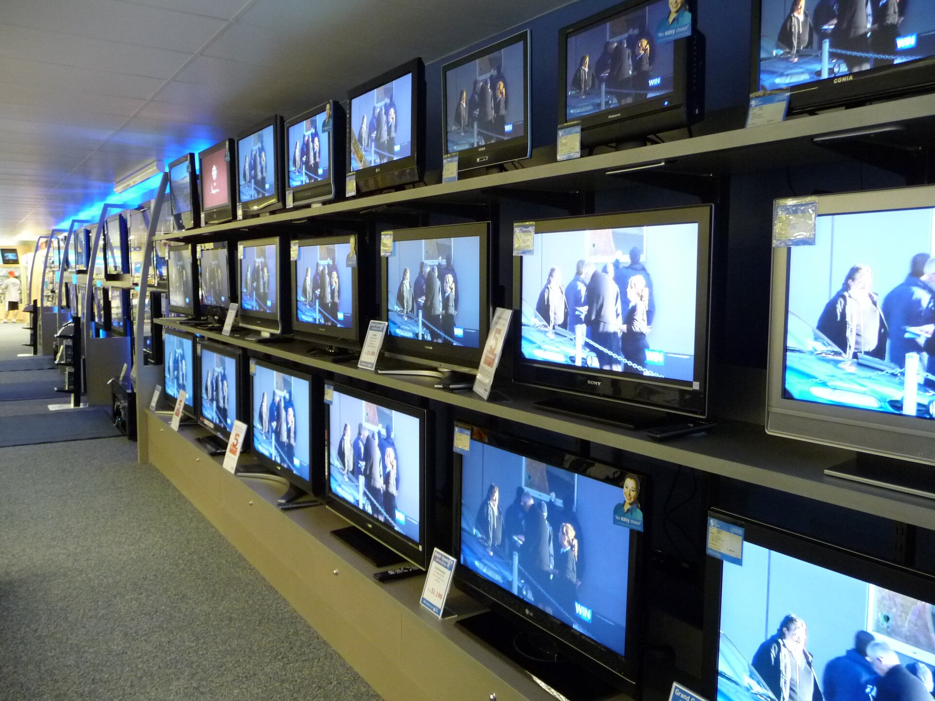 Televisores en exhibición en un local de electrónica
