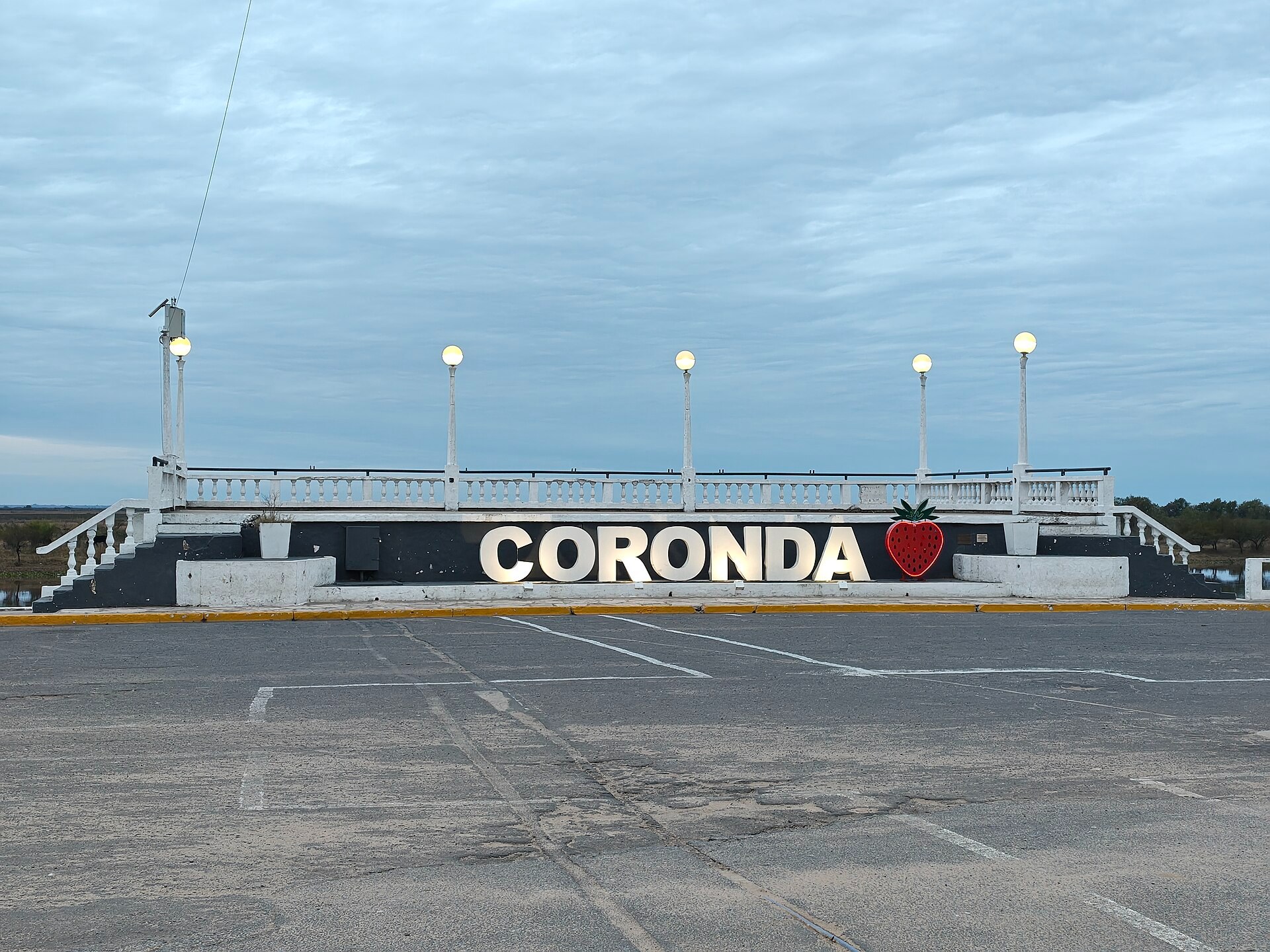 Cartel con el nombre de Coronda, la ciudad santafesina de la frutilla