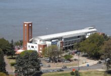 Edificio de la Estación Fluvial de Rosario frente al río Paraná, sede del Foro Rosario Emprende