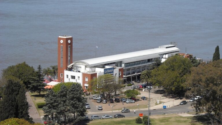 Edificio de la Estación Fluvial de Rosario frente al río Paraná, sede del Foro Rosario Emprende