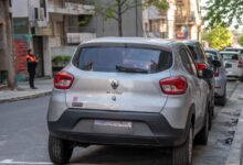 Autos estacionados sobre una calle del centro de Rosario