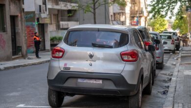 Autos estacionados sobre una calle del centro de Rosario
