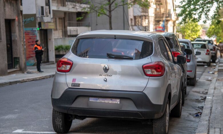 Autos estacionados sobre una calle del centro de Rosario