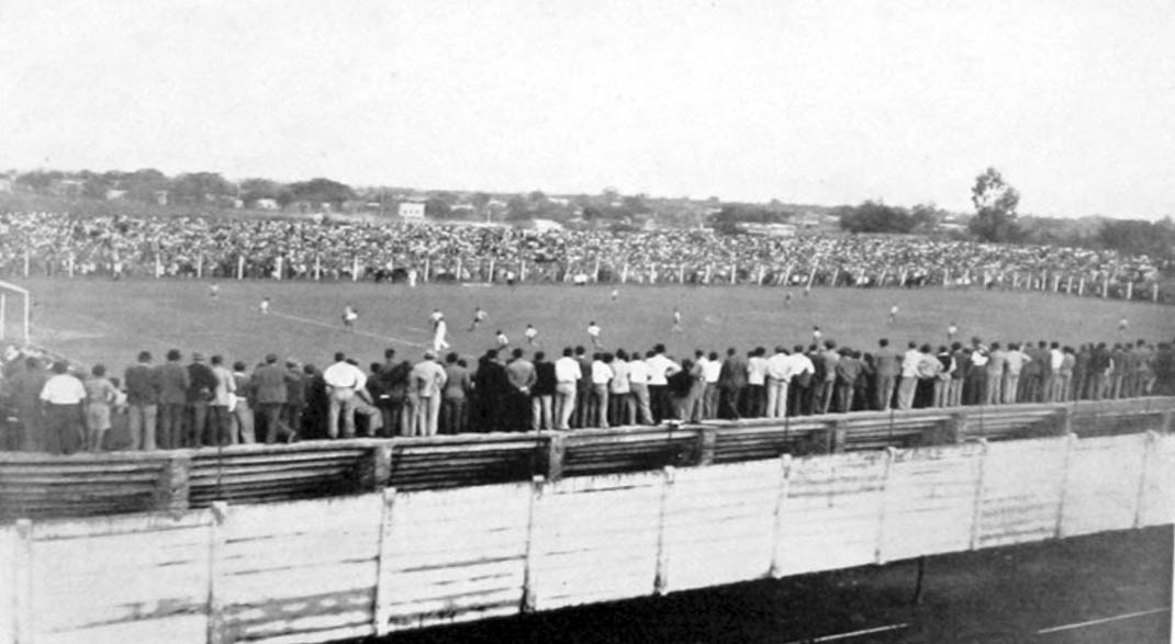 Foto histórica en blanco y negro del estadio de Atlético Tucumán en 1944