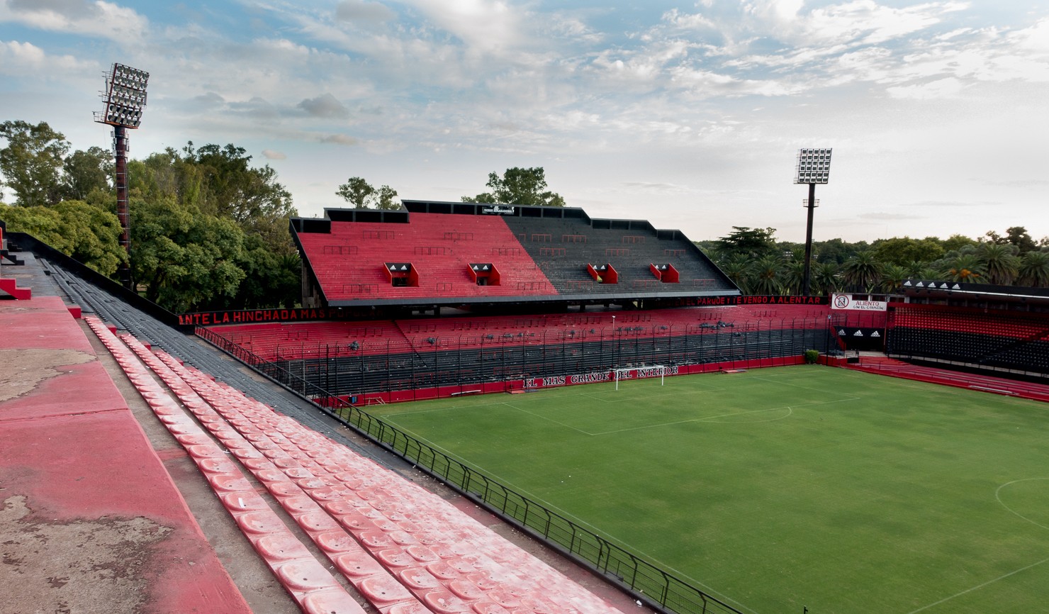 Tribunas rojas y negras y campo de juego del estadio Marcelo Bielsa de Newell's Old Boys en Rosario
