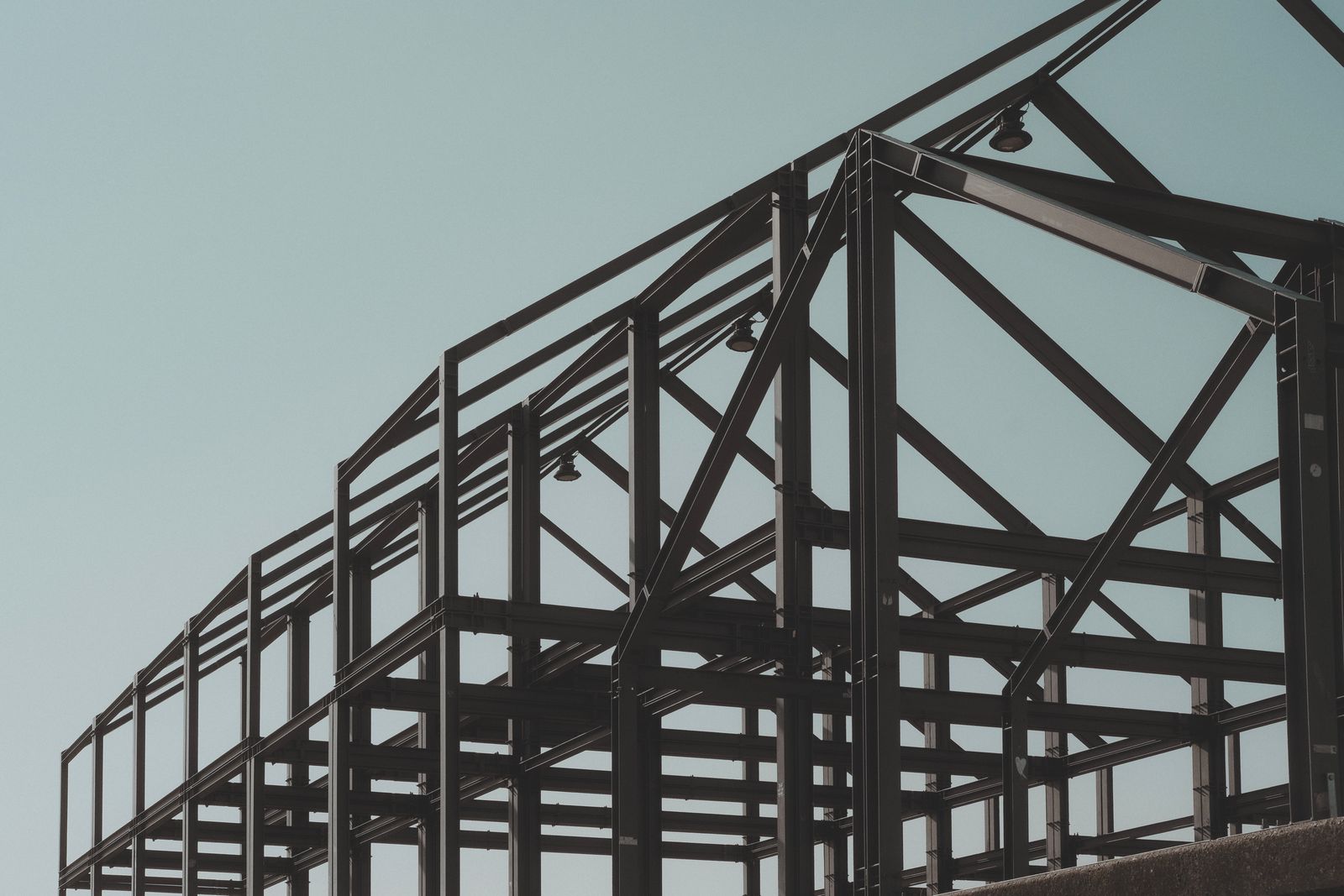 Estructura metálica de una obra en construcción contra el cielo