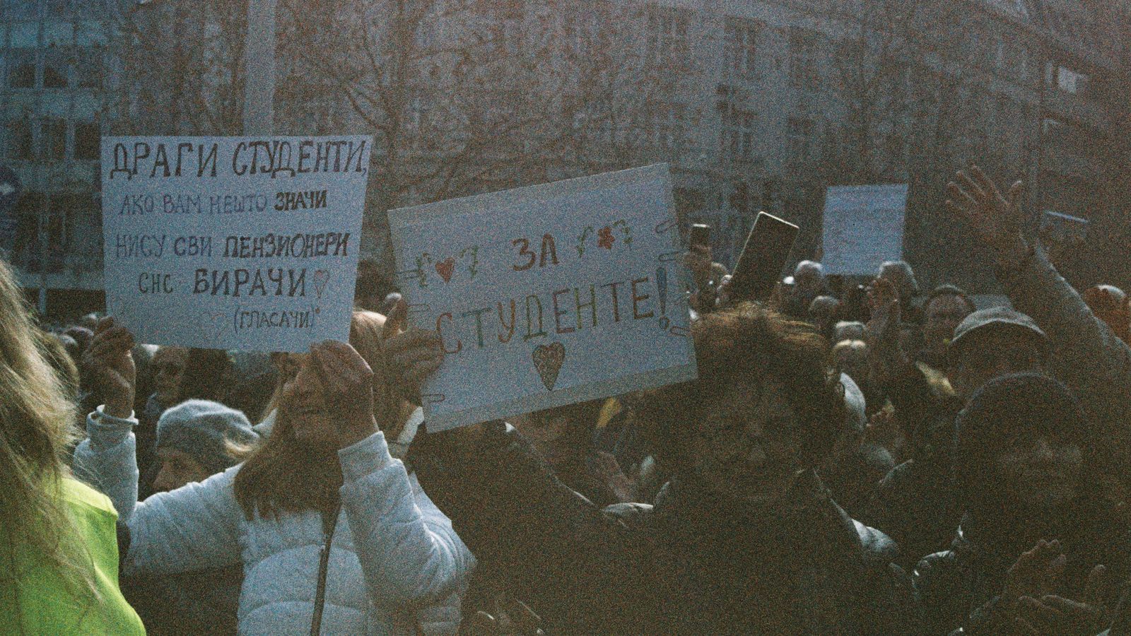 Grupo de estudiantes con carteles escritos a mano en una protesta pacífica