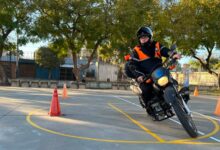 Aspirante con casco y moto hace el examen práctico de la licencia de conducir entre conos en el Distrito Sudoeste de Rosario