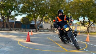 Aspirante con casco y moto hace el examen práctico de la licencia de conducir entre conos en el Distrito Sudoeste de Rosario
