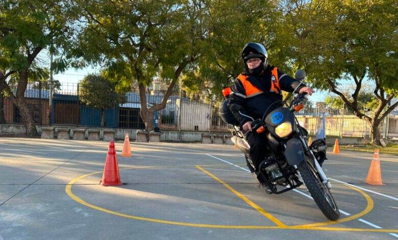 Aspirante con casco y moto hace el examen práctico de la licencia de conducir entre conos en el Distrito Sudoeste de Rosario