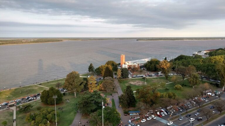 Edificio de la Estación Fluvial de Rosario junto al río Paraná