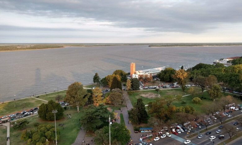 Edificio de la Estación Fluvial de Rosario junto al río Paraná