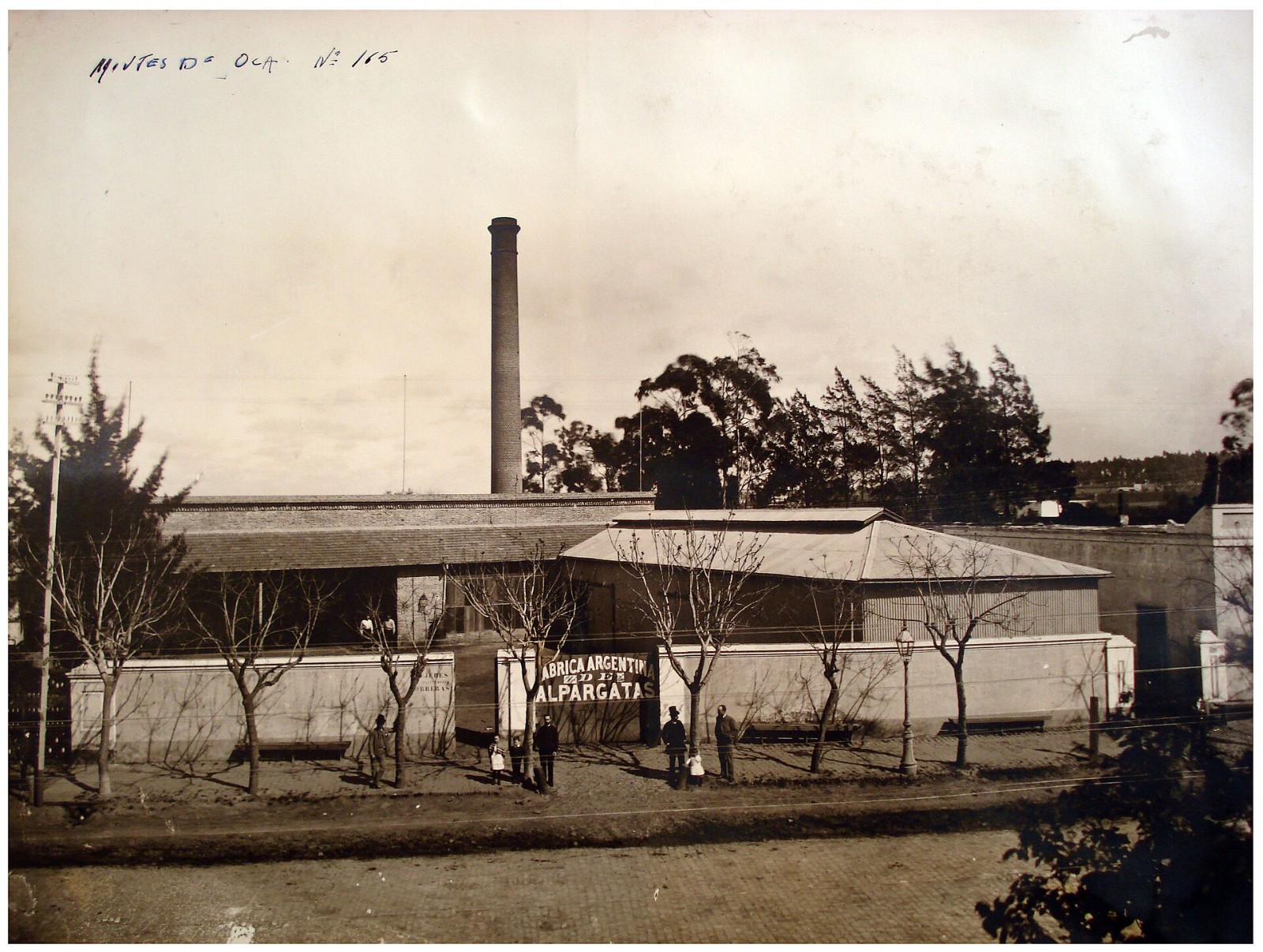 Fotografía antigua de la fábrica textil Alpargatas en el barrio de Barracas, Buenos Aires, hacia 1920