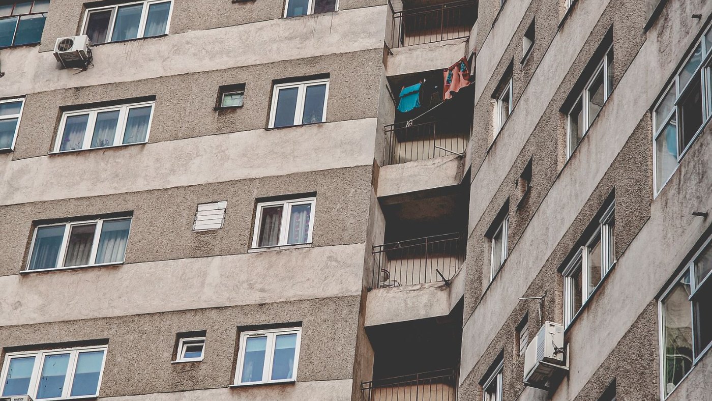 Fachada de un edificio de departamentos con ventanas y balcones