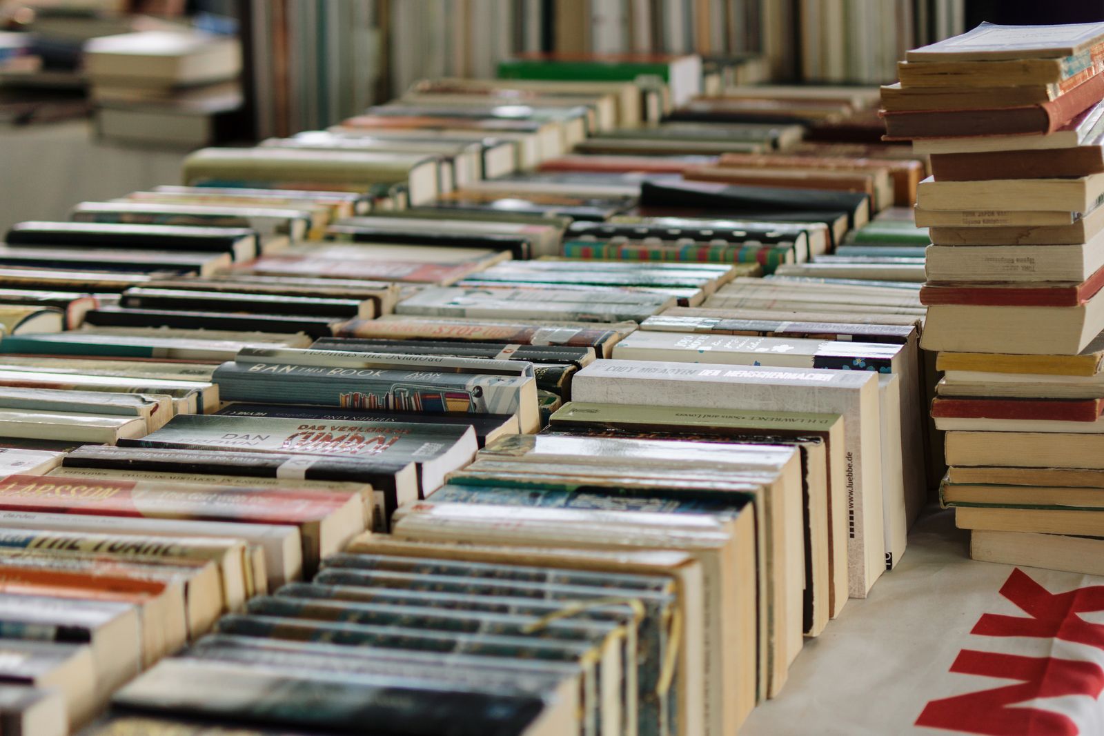 Mesas con libros usados y nuevos en una feria del libro