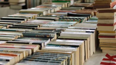 Mesas con cientos de libros ordenados en un puesto de venta