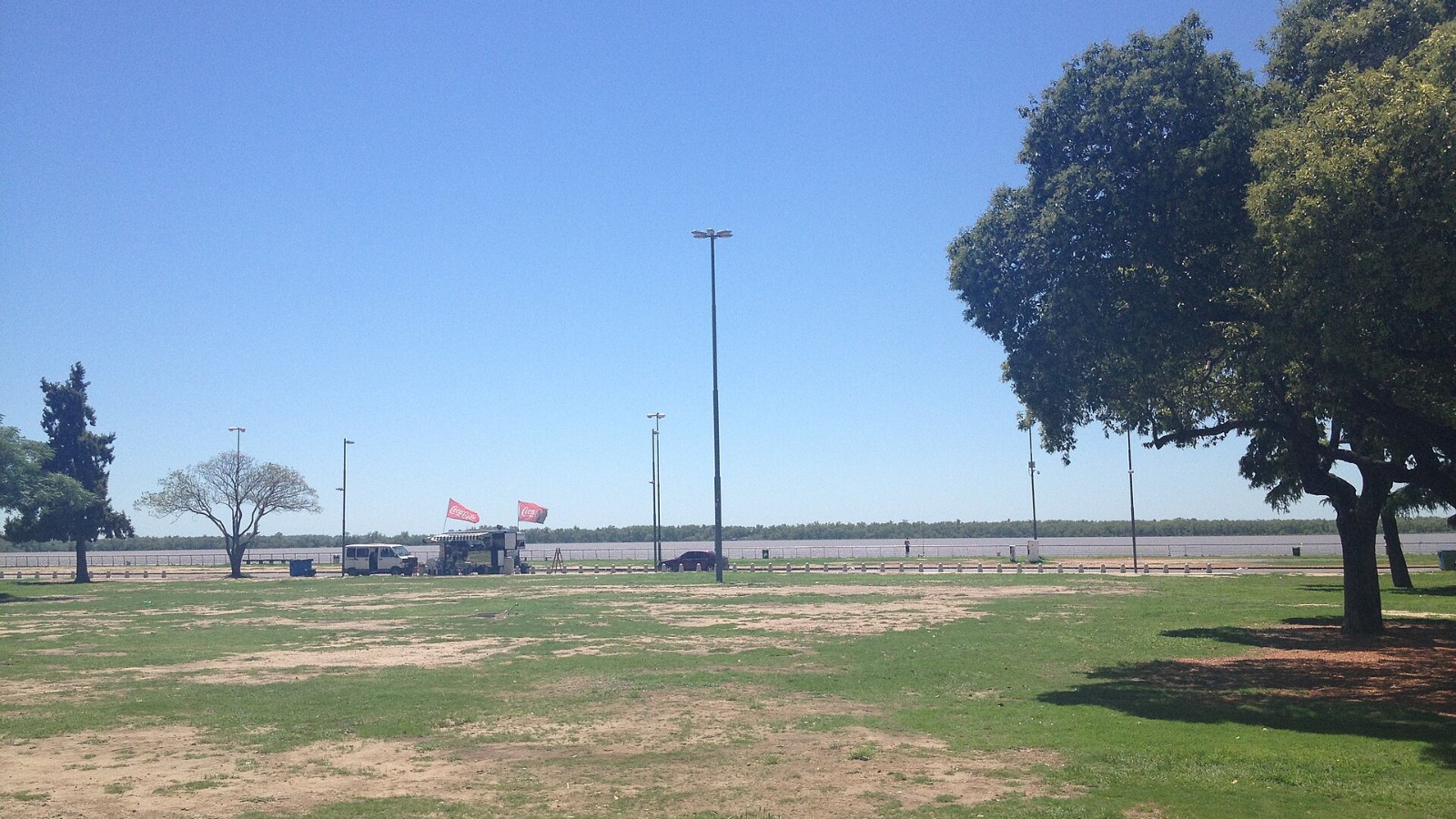 Costanera de Rosario con el río Paraná y cielo azul