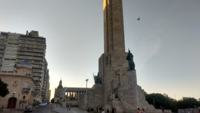 El Monumento Nacional a la Bandera de Rosario al atardecer, con el pasaje Juramento y edificios del centro a la izquierda