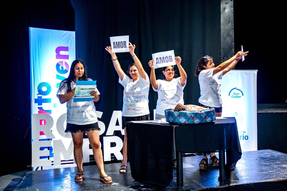 Integrantes de ferias de Rosario con carteles en el acto de presentación