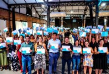 Feriantes y emprendedores de Rosario posando con carteles en la presentación del calendario de ferias 2026