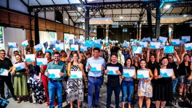 Feriantes y emprendedores de Rosario posando con carteles en la presentación del calendario de ferias 2026