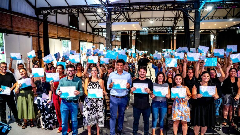 Feriantes y emprendedores de Rosario posando con carteles en la presentación del calendario de ferias 2026