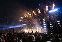 Escenario de un festival de música de noche con el público adelante