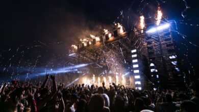Escenario de un festival de música de noche con el público adelante