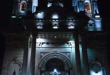Vista nocturna de una iglesia histórica de Rosario