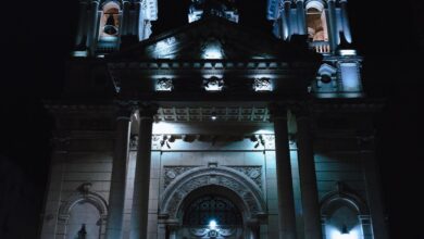 Vista nocturna de una iglesia histórica de Rosario